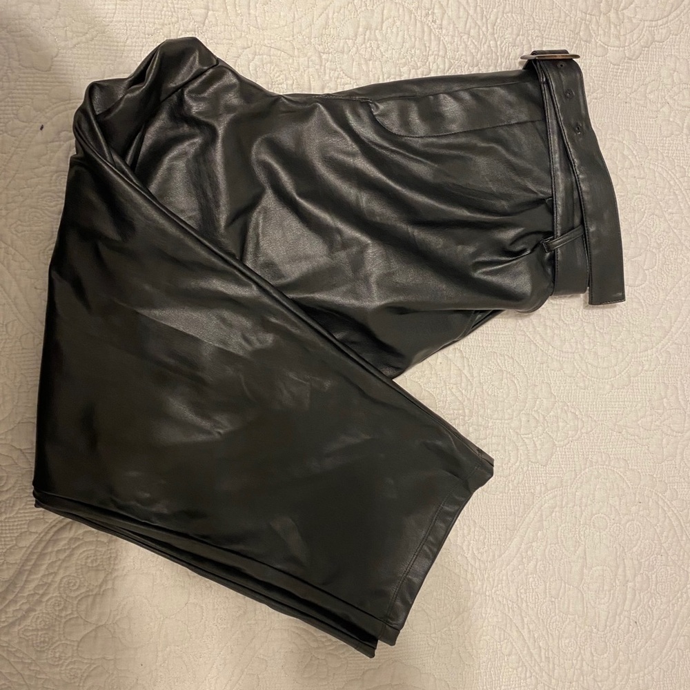 Black leather belted trousers 💓